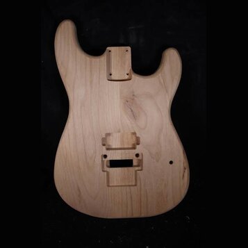 Fotografie znázorňuje nelakované dřevěné tělo elektrické kytary v typickém tvaru Stratocaster. V horní části je přišroubován dřevěný blok pro upevněn…