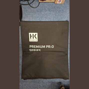 Černý textilní obal s rukojetí. Na přední straně je bílý nápis „HK AUDIO“ v rámečku a pod ním text „PREMIUM PR:0 SERIES“. Povrch je čistý a v dobrém…