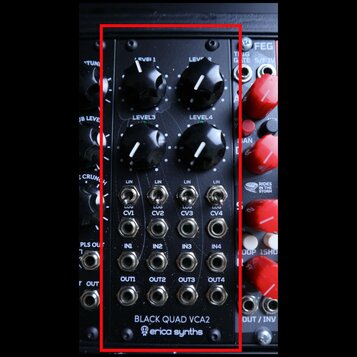 Černý modul s nápisy BLACK QUAD VCA2 a erica synths. Obsahuje čtyři černé otočné ovladače s bílými značkami, označené jako LEVEL1, LEVEL2, LEVEL3 a L…