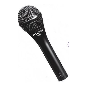 Černý dynamický mikrofon s kovovou síťkou. Na těle je bílý nápis AUDIX a pod ním označení OM-5. Ve spodní části je uveden nápis MADE IN USA a značka…