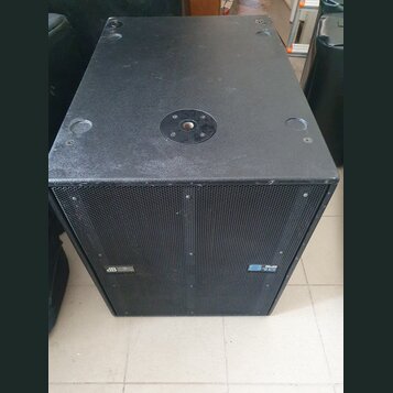 Černý subwoofer v bedně s texturovaným povrchem a kovovou ochrannou mřížkou. Na spodní liště je vlevo nápis db technologies a vpravo modrý nápis S18.…