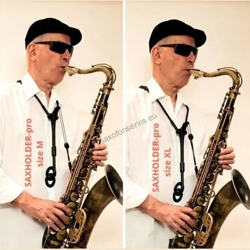 Dvě vedle sebe umístěné fotografie muže hrajícího na saxofon s mosazným povrchem. Muž má na sobě bílou košili, černé brýle a černou čepici. Na obou f…