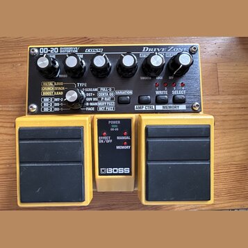 Žlutý kytarový pedál s názvy OD-20 OVERDRIVE/DISTORTION, COSM a Drive ZONE. Horní panel obsahuje pět ovládacích knoflíků, několik tlačítek a tabulku…