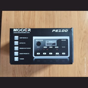 Fotografie znázorňuje kartonovou krabici s produktem Mooer PE100. Na krabici jsou nápisy MOOER, www.mooeraudio.com a modelové označení PE100. Jsou zd…