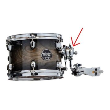 Fotografie zobrazuje buben s tmavým dřevěným povrchem a chromovanými obručemi. Na koruse je viditelné logo MAPEX Saturn series. K bubnu je připevněn…