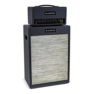Kytarový zesilovač typu stack složený z komba a reproboxu v černé barvě. Na obou částech je bílý nápis BLACKSTAR. Reprobox má světlé textilní zakonče…
