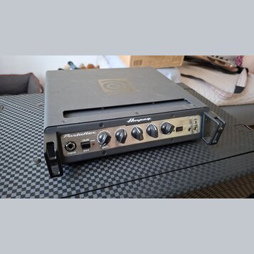 Černý basový zesilovač v rackovém provedení s nápisy Ampeg, Portaflex a PF-350. Přední panel obsahuje pět ovládacích knoflíků, vstup input, tlačítko…