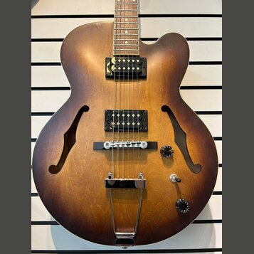 Polodupatá elektrická kytara s hnědým sunburst povrchem a dvěma f-otvory. Nástroj má dva humbuckery, chromovaný most a stopku s ohýbací ramenní částí…
