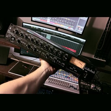 Černý rackový studiový procesor s nápisem PRO CHANNEL II a logem ART. Přední panel obsahuje řadu otočných ovladačů pro sekce PREAMP, COMPRESSOR a EQU…