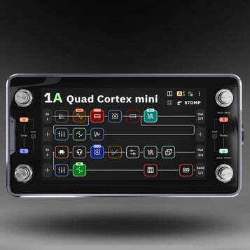 Kompaktní digitální procesor s černým kovovým šasi a velkým barevným displejem. Na displeji je nápis 1A Quad Cortex mini a grafické znázornění signál…