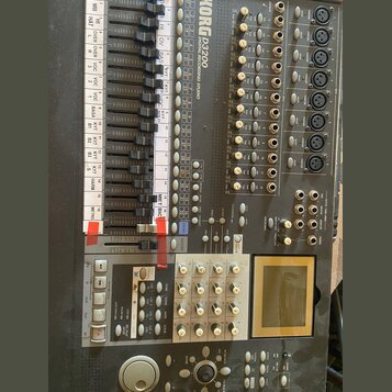 Digitální nahrávací studio KORG D3200 v černé barvě. Zařízení obsahuje řadu posuvníků, tlačítek a otočných ovladačů s popisy funkcí. V pravé dolní čá…