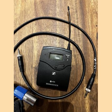 Černý bezdrátový vysílač s anténou a malým displejem. Na spodní části je bílý nápis „ew G4“ a pod ním „SENNHEISER“, nad nimi je umístěno logo značky.…