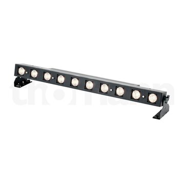 Černý lineární LED panel s dvanácti kulatými svítidly v samostatných čtvercových otvorech. Zařízení má obdélníkový tvar a na obou koncích jsou připoj…