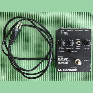 Černý efekt pedál s nápisy STEREO CHORUS+ PITCH MODULATOR & FLANGER a logem t.c. electronic OF DENMARK. Zařízení má čtyři ovládací knofíky s popisky…