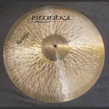 Kruhový mosazný činel s viditelným ručním klepaním povrchu. V horní části je černý nápis istanbul® a pod ním kurzívou Mehmet Handmade Cymbals from Tu…