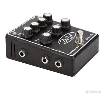Černý kytarový předzesilovač v texturovaném pouzdře s bílými popisky. Na horní straně je nápis „DLA“, „Baroni Lab“ a „120W Guitar Amp“. Zařízení má n…