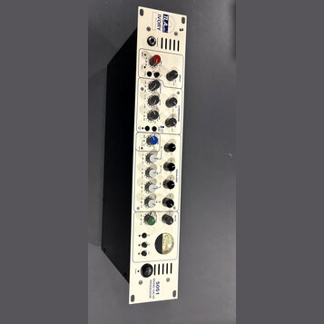 Bíle provedené rackové studio zařízení s černými bočními stěnami. Na horním panelu je logo TL Audio IVORY a v dolní části nápis 5051 MONO VALVE PROCE…