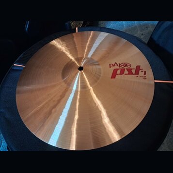 Kruhový mosazný činel s viditelným broušením povrchu. Na pravé straně je červeně a černě vyvedený nápis pAiste pst 7 a pod ním text 14" HI-HAT TOP. P…