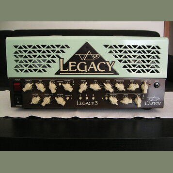 Kytarový zesilovač v bílo-krémovém provedení s mřížkou na horní části. Na mřížce je nápis LEGACY a logo s písmeny VA. Přední panel obsahuje ovládací…