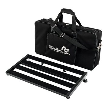 Černý pedalboard s kovovým rámem a pěti protiskluzovými pásy. Vedle něj je černá transportní taška s ramenním popružem a madly. Na přední kapse tašky…