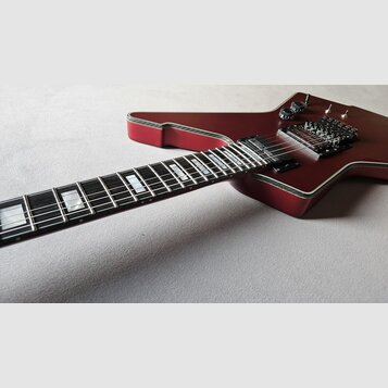 Elektrokytara s tmavě červeným lakem a bílým lemováním kolem korpusu. Hmatník je tmavý s velkými blokovými vložkami. Nástroj má dva humbuckery, dva o…
