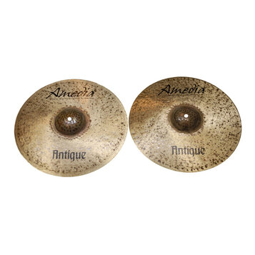 Dvě mosazné činely s kovaným povrchem a viditelnými důlky. Na obou je v horní části nápis Amedia a pod ním menší text Traditional Handmade Cymbals fr…