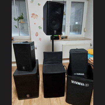 Sada černých reproduktorů a subwooferů značky Yamaha. Na přední stranách zařízení jsou viditelná loga YAMAHA. Soubor obsahuje jeden reproduktor na st…