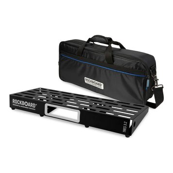 Černý pedalboard z kovového materiálu s perforovaným povrchem a bílým detailem v úhlu. Na boku jsou nápisy ROCKBOARD by WARWICK a TRES 3.2. Vedle ped…