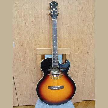 Akustická kytara s cutawayem v barevné variantě sunburst. Na hlavě hmatníku je bílý nápis Epiphone a logo v podobě křídlů. Uprostřed ozvučnice je vid…