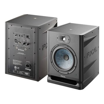 Dva černé studiové monitory s matným povrchem. Na zadním panelu levého reproduktoru je nápis FOCAL a pod ním model ALPHA 80 EVO PROFESSIONAL MONITORI…