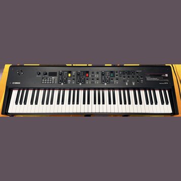 Černý digitální stage piano s klávesnicí. Na levé straně je bílé logo YAMAHA a vpravo nápis STAGE PIANO CP73. Horní panel obsahuje řadu ovládacích kn…