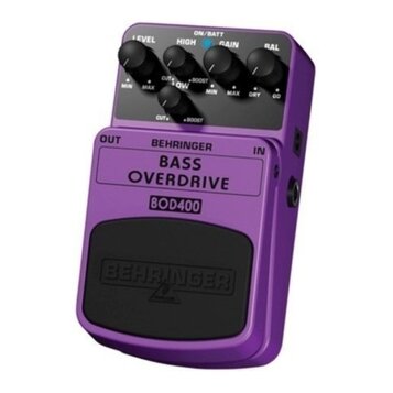 Fialový basový efekt pedál značky BEHRINGER s názvem BASS OVERDRIVE a označením modelu BOD400. Na horní části jsou čtyři ovládací knoflíky s popisky…