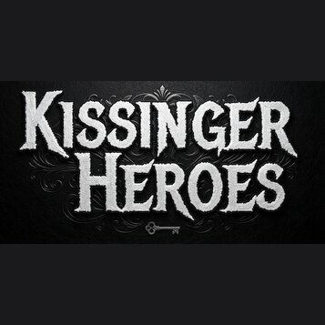 Grafika s bílým textem KISSINGER HEROES na černém pozadí s jemnou texturou a ornamenty. Písmo je stylizované, s hrubým povrchem připomínajícím kámen…