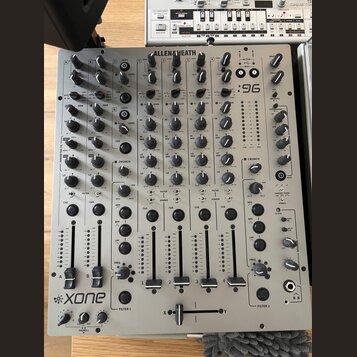 Šedý DJ mixér značky ALLEN&HEATH s označením 96 a logem xone v levém dolním rohu. Zařízení obsahuje čtyři kanály s posuvníky, zahlreiche otočné knofl…