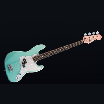 Světle tyrkysová elektrická basová kytara s bílým perleťovým pickguardem. Na hlavě hmatníku je viditelné logo Fender a nápis Precision Bass. Nástroj…