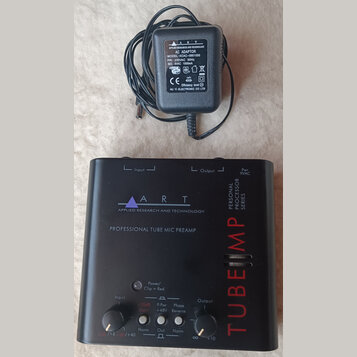 Černý předzesilovač s nápisem ART APPLIED RESEARCH AND TECHNOLOGY a označením PROFESSIONAL TUBE MIC PREAMP. Na pravé straně je svisle napsáno TUBE MP…