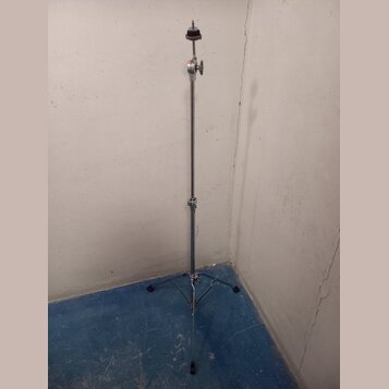 Fotografie znázorňuje kovový mikrofonní stojan stříbrné barvy s černými gumovými koncovkami na nohách. Stojan má teleskopický středový sloup s jedním…