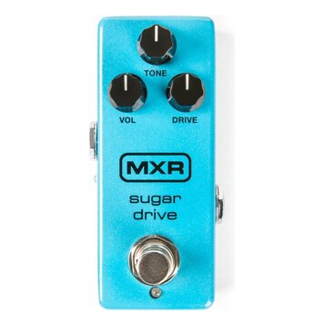 Modře třpytivý kytarový efekt s nápisy MXR a sugar drive. Na horní části jsou tři černé ovládací knoflíky s popisky TONE, VOL a DRIVE. V dolní části…