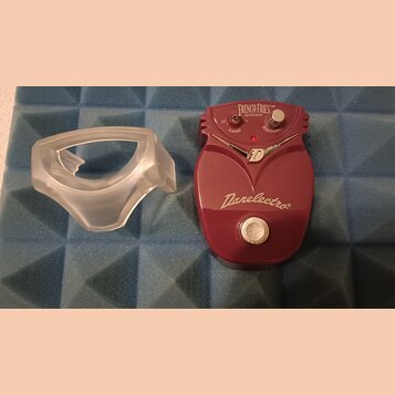 Vínový efekt pedál s nápisy FRENCH FRIES™ AUTO WAH a Danelectro. Na horní části jsou ovládací prvky s popisky LO, HI, RANGE a RESONANCE. Vedle pedálu…