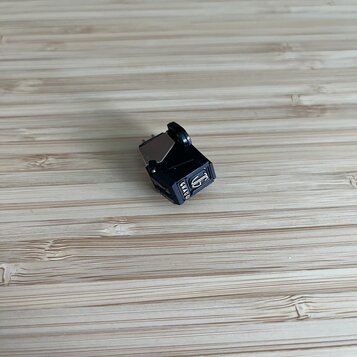 Černý kytarový pedál v kovovém provedení s kovovým spínacím tlačítkem. Na boční straně je vidět stříbrné logo a nápis GRADO. Povrch pedálu vykazuje m…