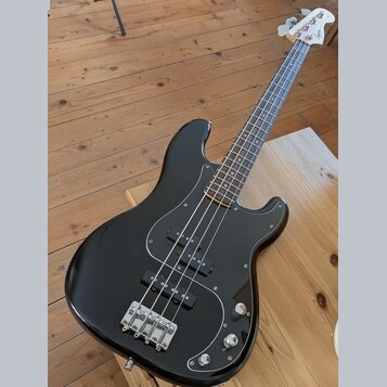 Černý elektrický basový kytara s černým pickguardem a hnedým hmatníkem. Na hlavě nástroje je bílé logo Epiphone. Nástroj má dva snímače, čtyři ovláda…