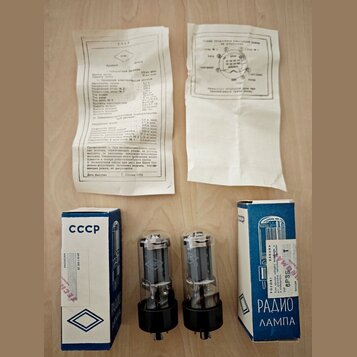 Dvě elektronky v originálních modrých papírových krabicích s nápisy CCCP a РАДИО ЛАМПА. Na jedné z krabic je viditelný text POZOR!, ZÁRUKA a označení…