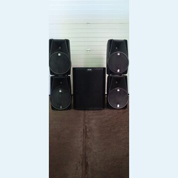 Pět černých reproduktorů v plastových skříních. Uprostřed stojí jeden velký subwoofer s nápisem ALTO, po stranách jsou dva sloupce dvou menších repro…