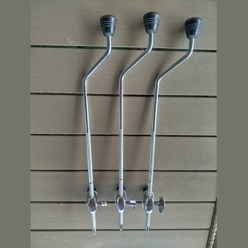 Tři kovové tremaoláky stříbrné barvy s černými plastovými knoflíky na koncích. Každý kus obsahuje šroubovací mechanismus pro upevnění k nástroji. Na…