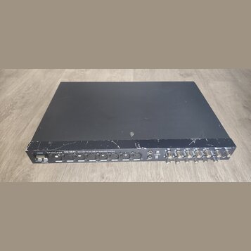 Černý audio rozhraní v kovovém šasi. Na předním panelu je nápis TASCAM US-1641 16x4 96k/24-bit USB 2.0 Audio/MIDI Interface a červený svítící indikát…