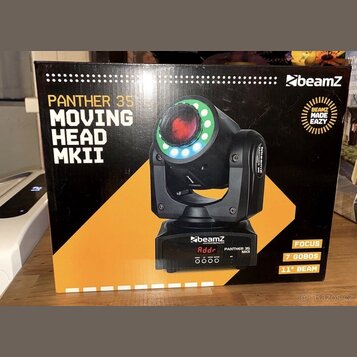 Fotografie znázorňuje krabici od světelného efektu. Na obalu je zobrazen černý Moving Head s nápisy PANTHER 35 MOVING HEAD MKII a logem beamZ. V prav…