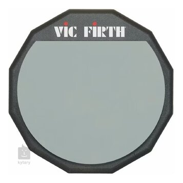 Černý osmiúhelníkový podložkový pad s šedým kruhovým playing polem v centru. V horní části je bílý nápis VIC FIRTH a dvě červené tečky. Povrch vypadá…