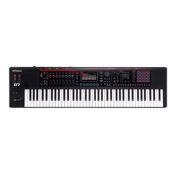 Černý digitální syntezátor s klaviaturou. Na levé straně je bílé logo Roland a pod ním bílý nápis FANTOM 07. Přístroj obsahuje displej, zahlreiche po…