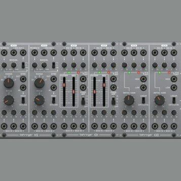 Fotografie zobrazuje tři moduly syntetizátoru v šedé barvě. Na spodní hraně jsou zleva doprava nápisy behringer tt2, behringer t21 a behringer t30. M…