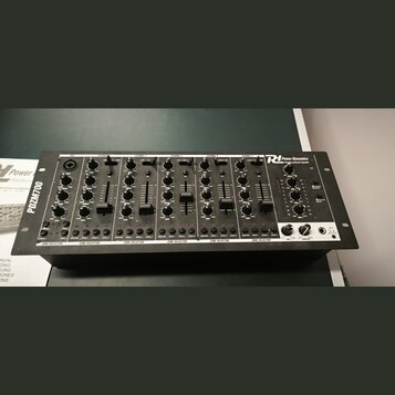 Černý mixovací pult s vícevstupovými kanály a posuvníky. Na levé straně je svisle napsáno PDZM700 a v pravém horním rohu logo Power Dynamics Professi…